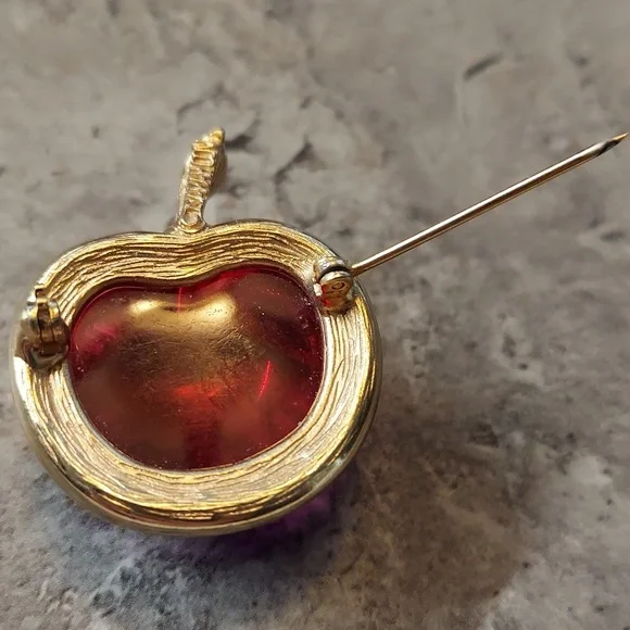 SOLD Vintage Signed Sarah Coventry Lucite Magenta & Goldtone Apple Brooch Pin - Picture 6 of 10